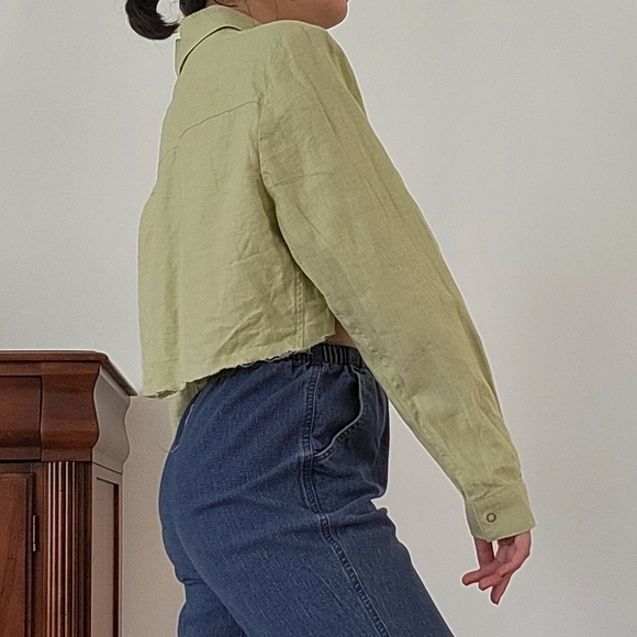 Pistachio green linen blouse - Picture 2 of 4